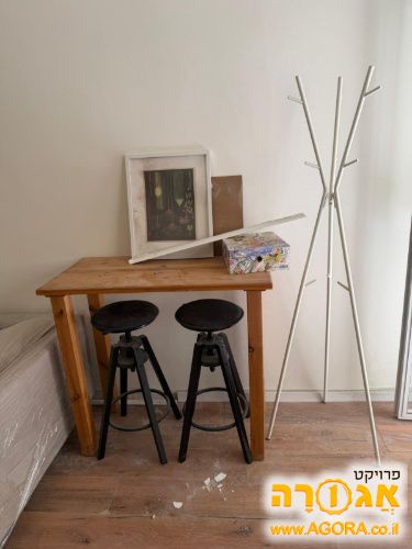 שולחן בר ושני כסאות