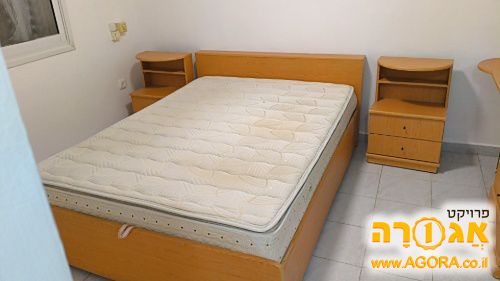 מיטה זוגית עם 2 שידות