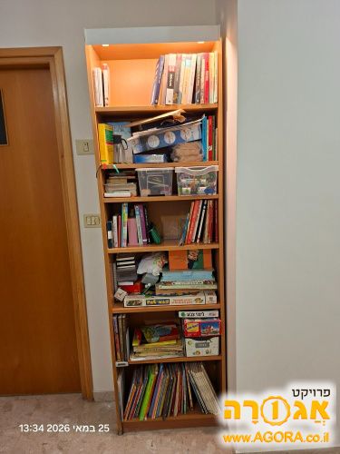 ספרייה עם תאורה