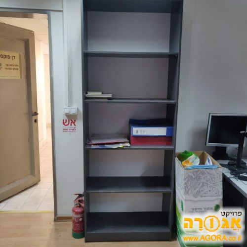 ארון מדפים