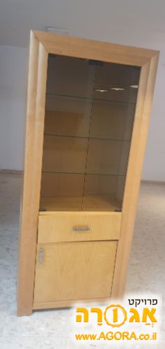 ארון יודיקה עם זכוכיות