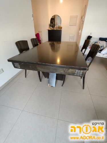 שולחן עם 4 כסאות