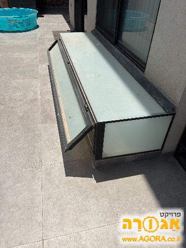 חלון עם מנוע