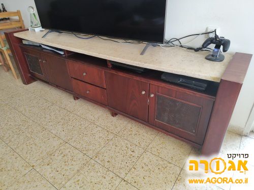 שידה לטלוויזיה גדולה