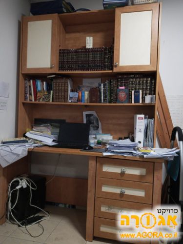 שולחן עבודה עם ספריה