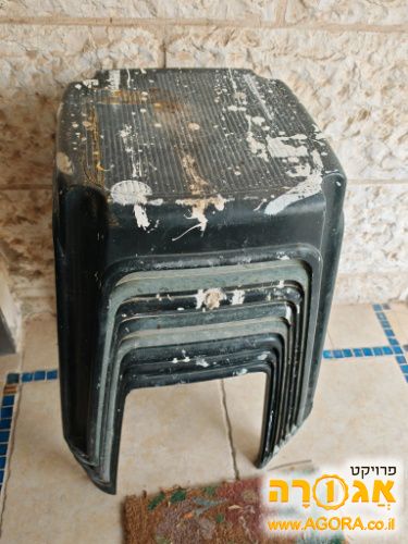 ספסלים נערמים