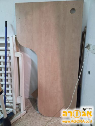 שולחן פינתי למחשב ומראה