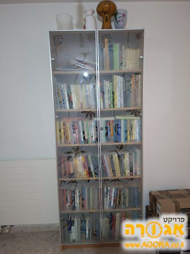 2 ספריות/ארונות עם דלתות זכוכית מעוטרת