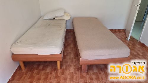 מיטה יהודית עם מזרנים