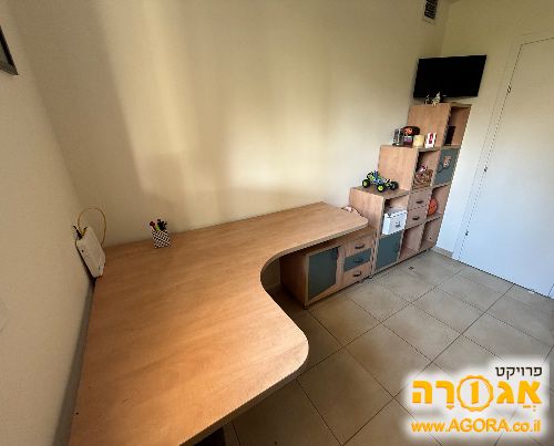 שולחן עם כוננית וכוורת