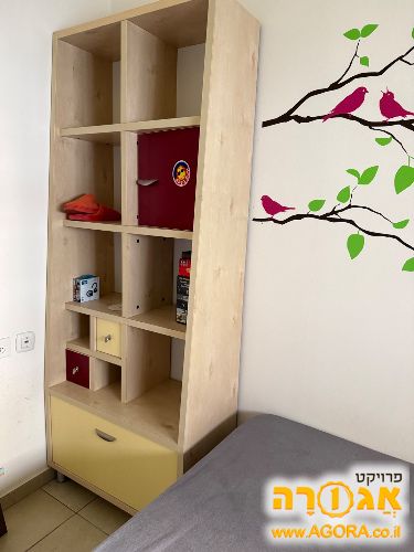 שידה גבוהה עם כוורת