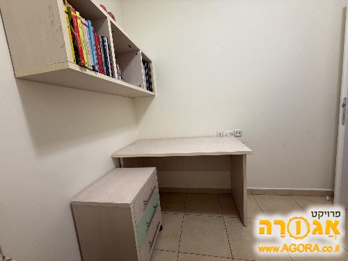 שולחן ושידה ניידת וכוורת תלויה