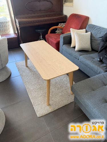 כורסא ושולחן לסלון