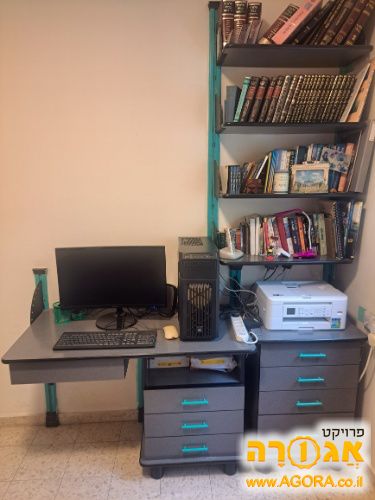 ספריה ושולחן כתיבה
