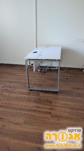 כסאות ושולחנות משרד