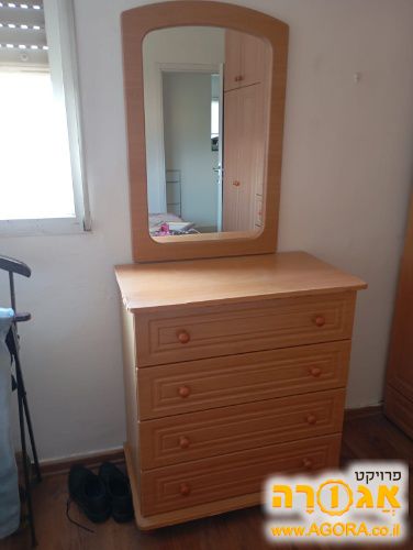 שידה עם מראה