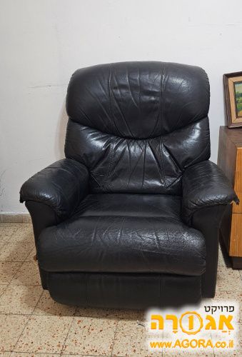 כורסת עור שחורה