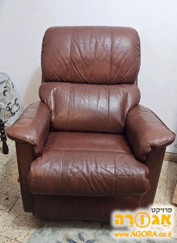 כורסת עור חומה