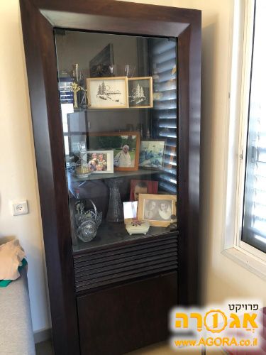 ארונית וויטרינה מעץ מלא