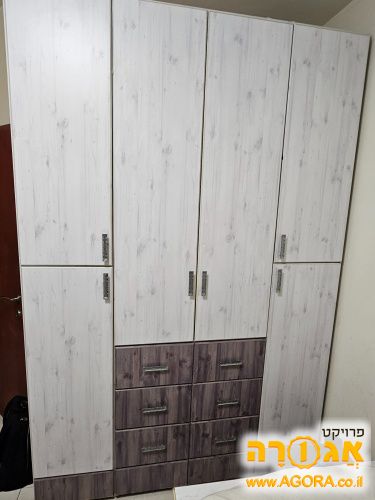 ארון קיר מעץ