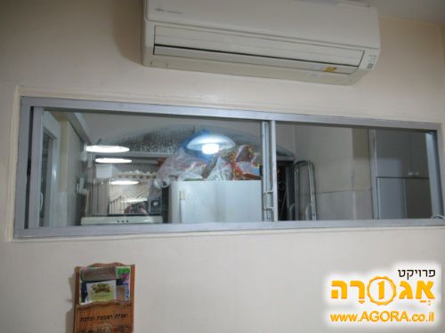 חלון למרפסת שירות