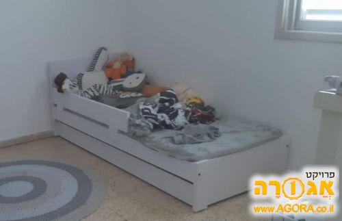 מיטת יחיד עם מיטת חבר