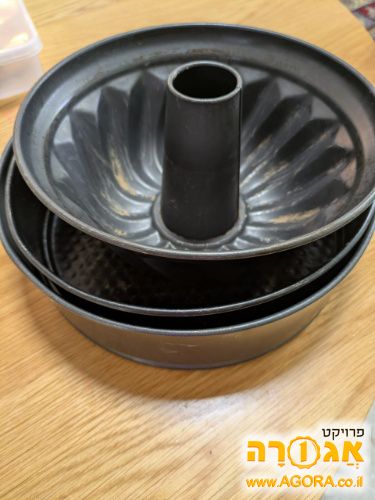 שלוש תבניות עוגה קצת מחלידות