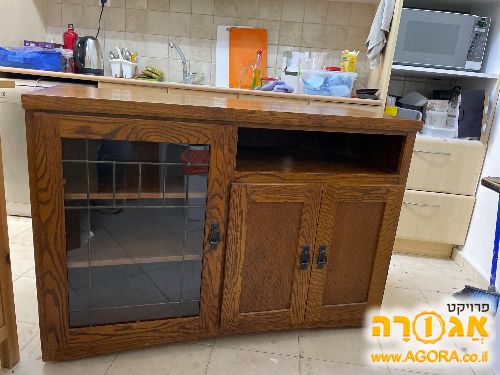 מזנון עץ מלא בסגנון כפרי, עם דלת זכוכית