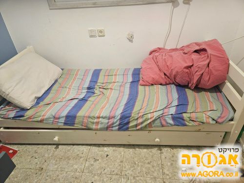 מיטת ילדים עם מיטת חבר