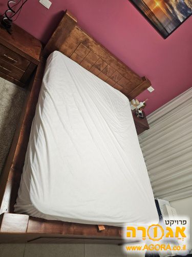מיטה זוגית ושידות לילה מעץ מייפל