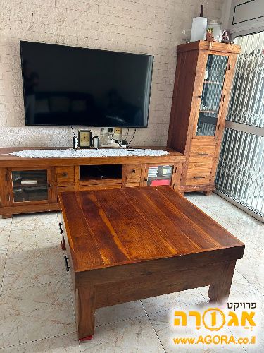 שולחן מזנון וויטרינה