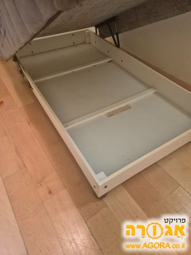 מיטה זוגית צרה