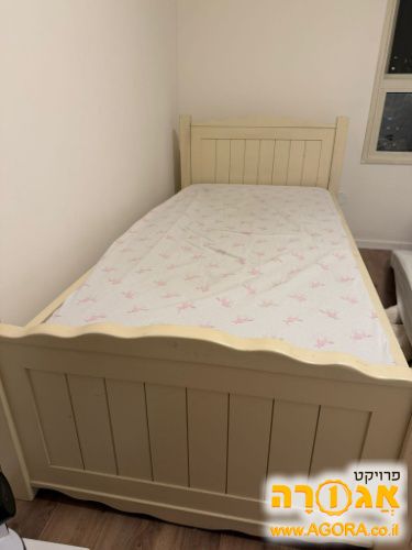מיטת יחיד מעץ מלא ללא מזרן