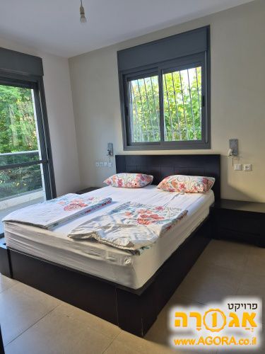 חדר שינה זוגי וכוננית