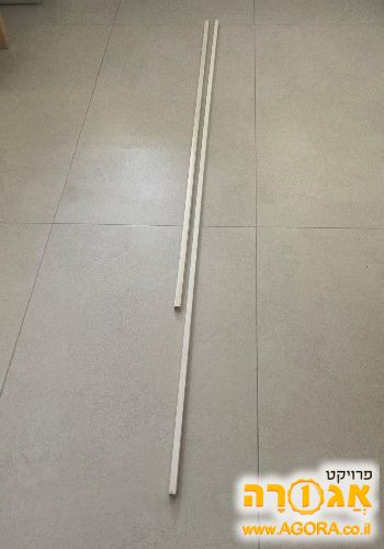 שני צינורות פלסטיק לחוטי חשמל/טלפון