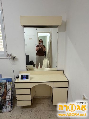 שידה ומראה