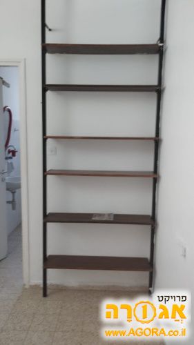 ספריה מברזל עם מדפי עץ