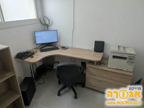 שולחן עבודה מרווח ושתי כונניות קטנות