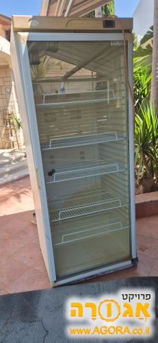 מקרר משקאות עם דלת זכוכית