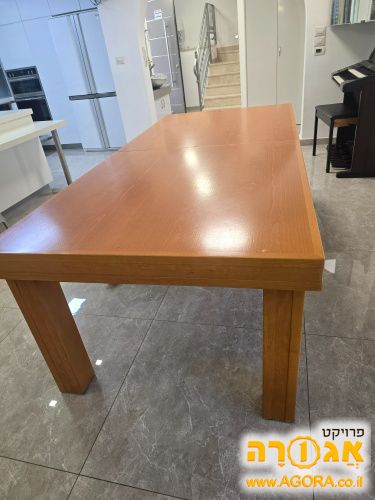 שולחן גדול לפינת אוכל