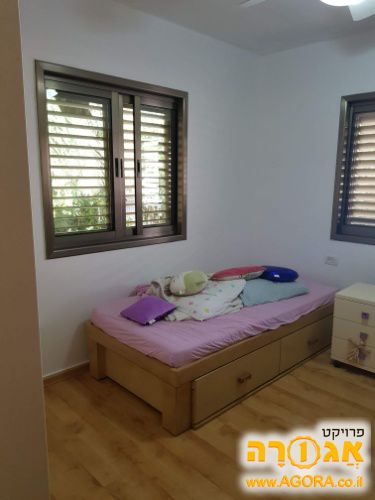 מיטת יחיד מעץ מלא