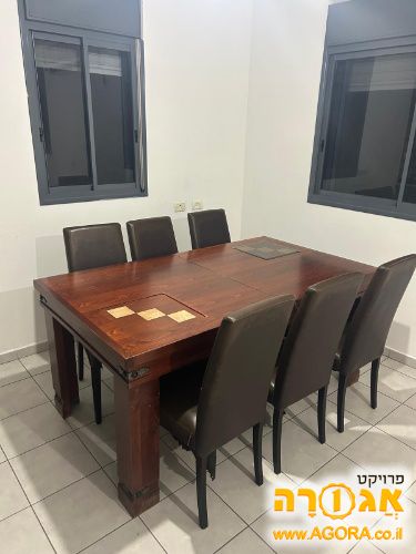 שולחן פינת אוכל וכסאות