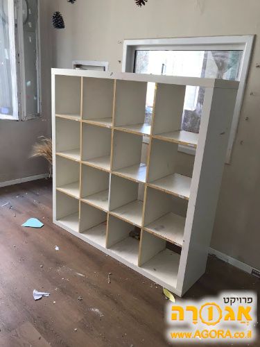שידה בסגנון כוורת מעץ