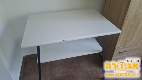 שולחן כתיבה נפתח