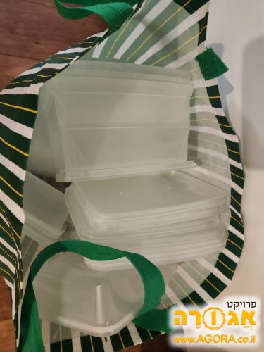 קופסאות ריקות של אוכל