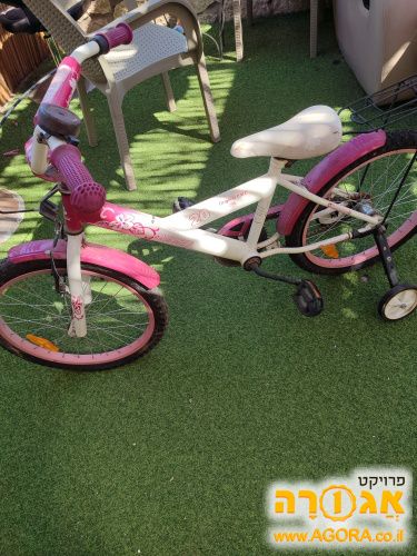 אופניים ורודות עם גלגלי עזר