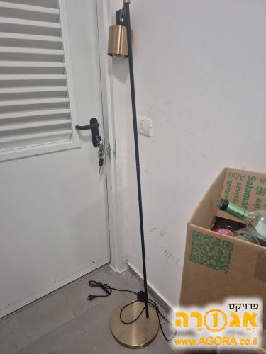 מנורה עומדת