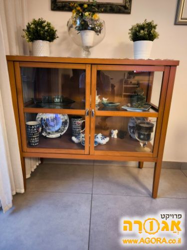פינת אוכל + 6 כסאות+ שידת ויטרינה