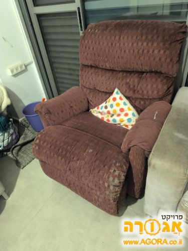 כורסה עם רגליים נפתחות