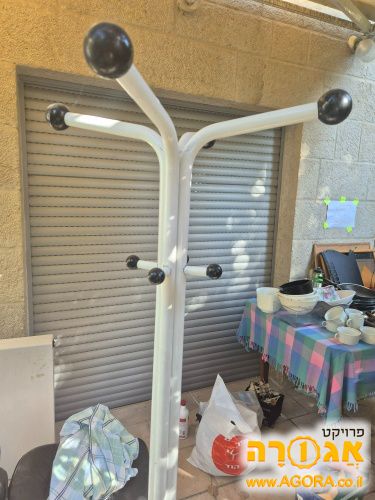 קולב לתליית בגדים - בירושלים